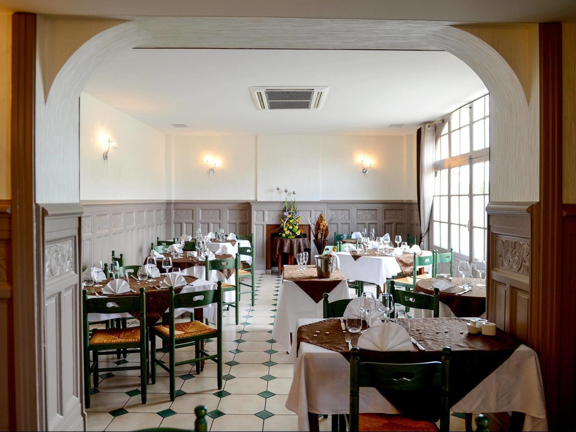 Logis Hotel Restaurant De La Poste Le Mele-sur-Sarthe Exterior photo